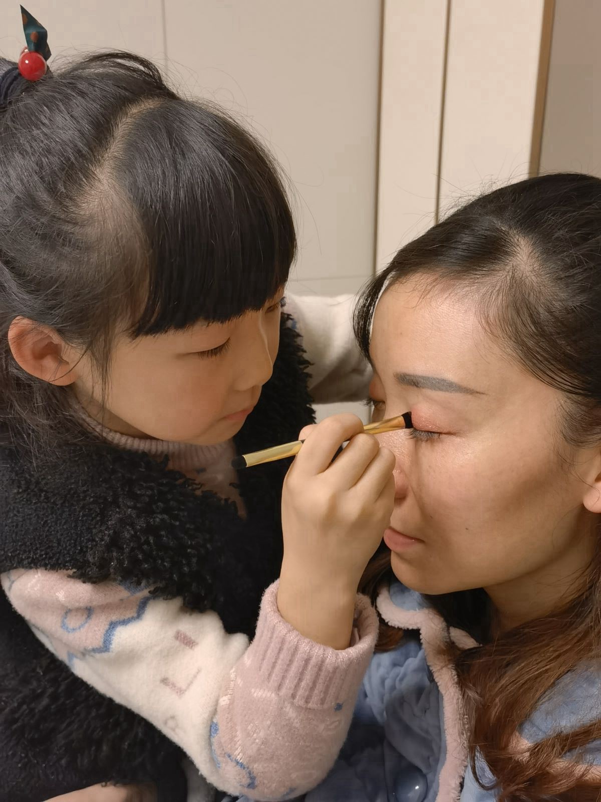 帮妈妈化妆.jpg