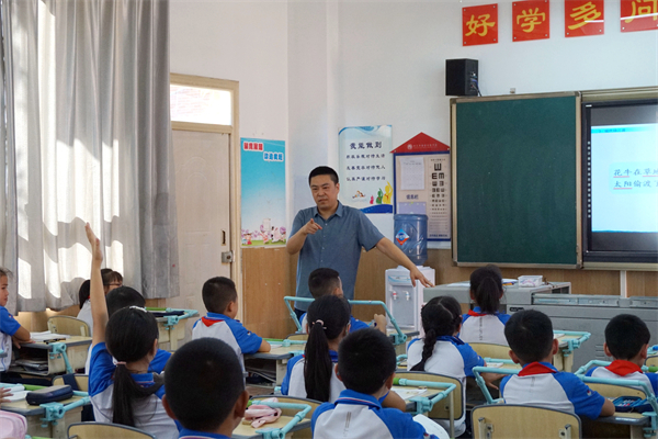 小学部周晋老师在4.6班授课.JPG